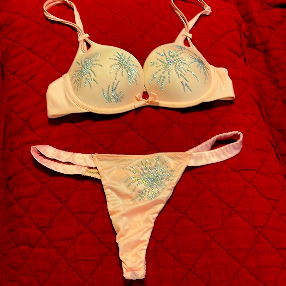 Like new bra! Underwear new/never used.